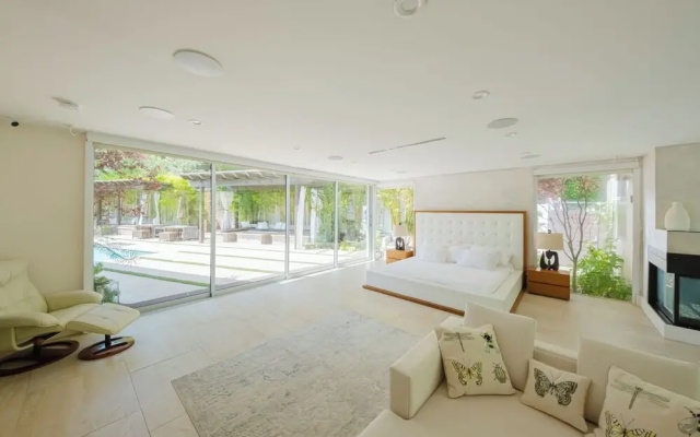 Zen Estate - Luxurious 5BR Beverly Hills Sanctuary With Pool & Canyon Views