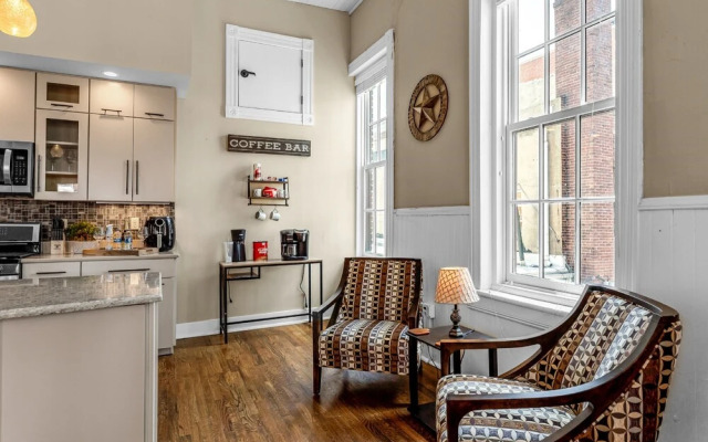 Downtown Delight - Private Balcony - Downtown Condo