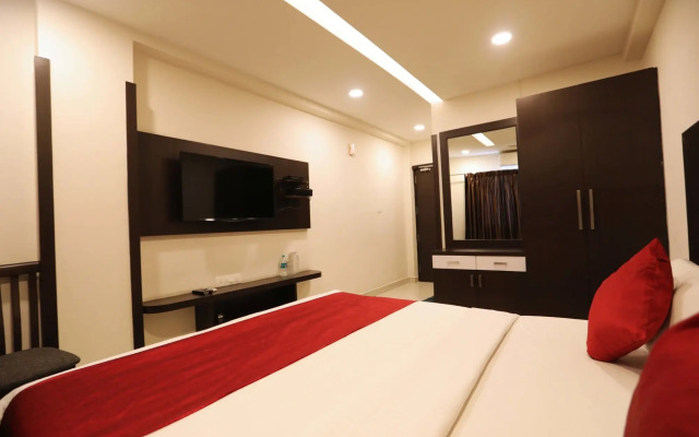 OYO 15909 The Traders Hotel