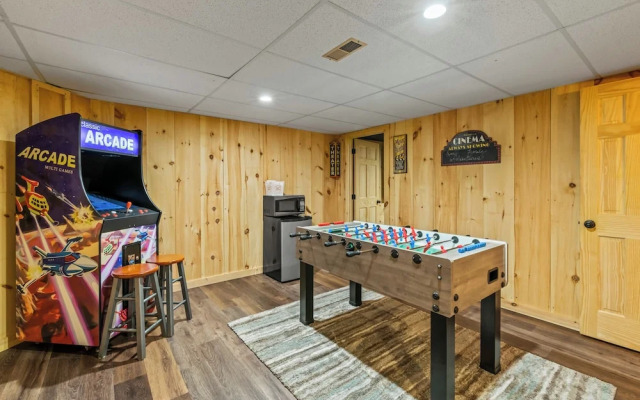 Cabin w/ Hot Tub, Theater & Games!