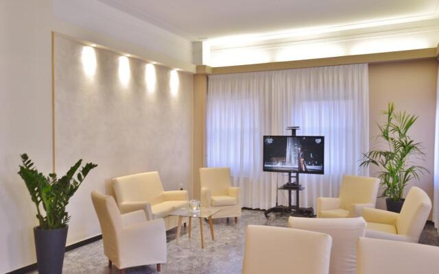 Gold Hotel