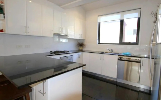 Luxury Woodridge 2-Bedroom Apartment