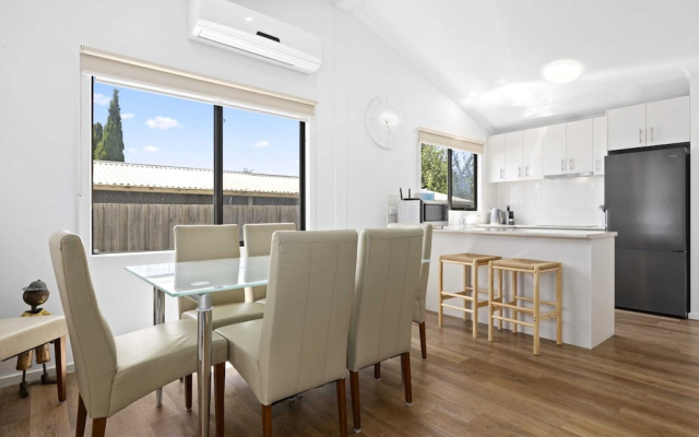 Spacious 2-bedroom With Private Parking Access – Balcony – Portarlington