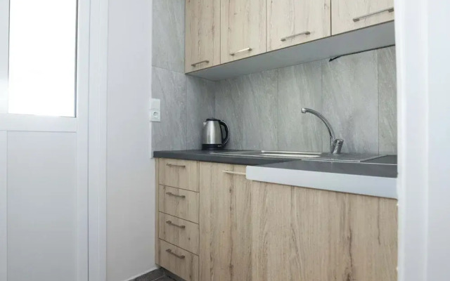 Modern 1 Bd Balcony Apt in Kato Patisia