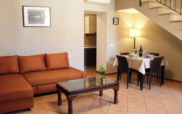 All'Ombra Della Reggia