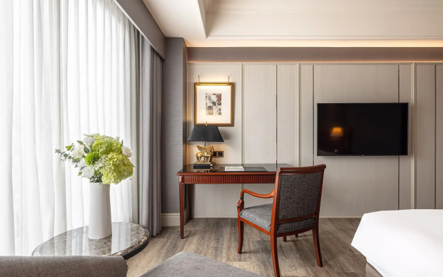 Lakeshore Hotel