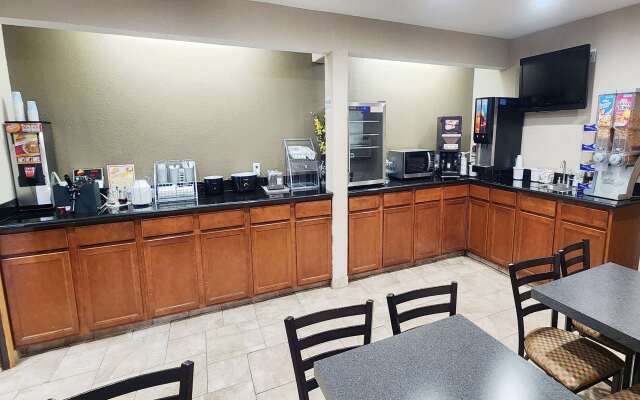 Super 8 by Wyndham Newton