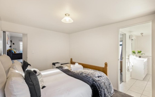 Central Cozy 3 Bedroom Home Free Wifi & Parking Flat Walk – Guest Rooms – Queenstown