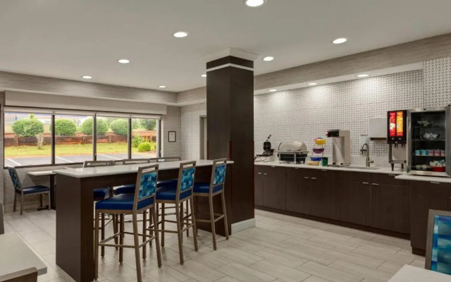 Days Inn & Suites Prattville-Montgomery