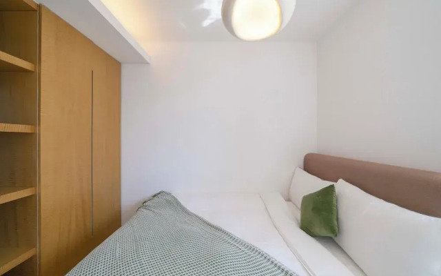 Tyms 2BR 1BA Apt Xujiahui Metro