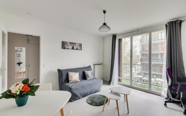 Budget apart with balcony near Paris
