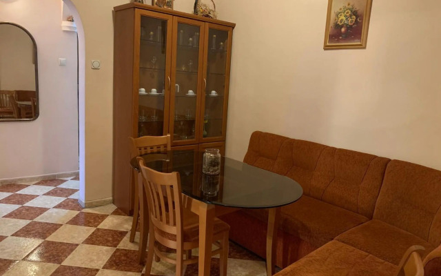 Fantastic 2 Bedroom Apartment - Top Center