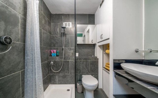 Altido 2-Bed Flat W/ Thames View