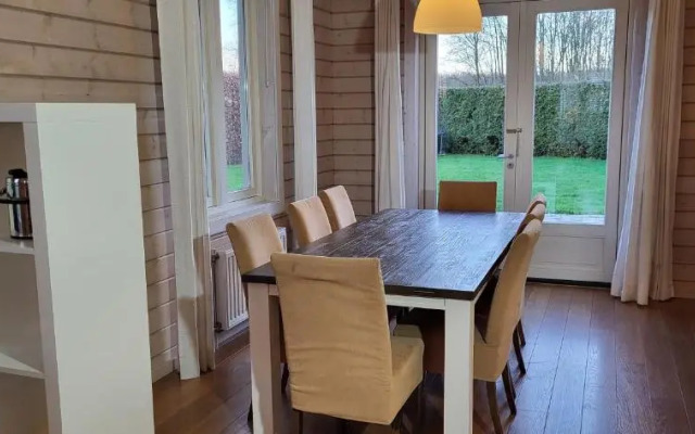 The Black House - Luxurious Holiday Villa Zeewolde