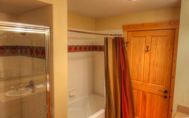 Comfortable Condo, Outstanding Location - TX414 by RedAwning