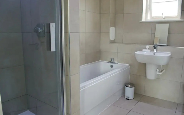 Modern 2 Bedroom Apartment With Parking