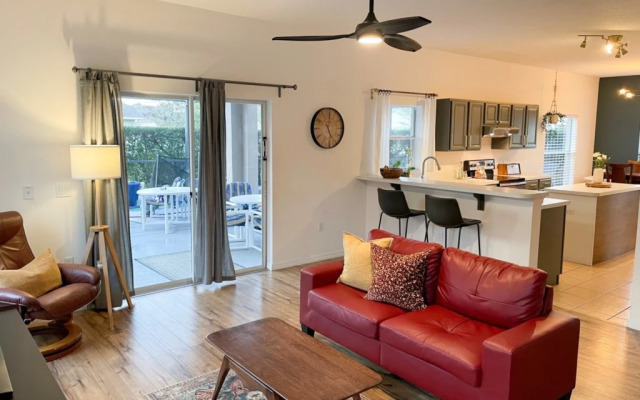 The Shire, Davenport, US