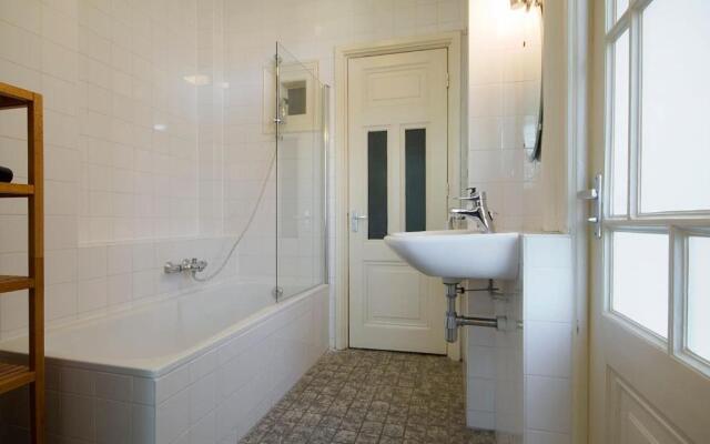 Spacious 4P Canal Apartment