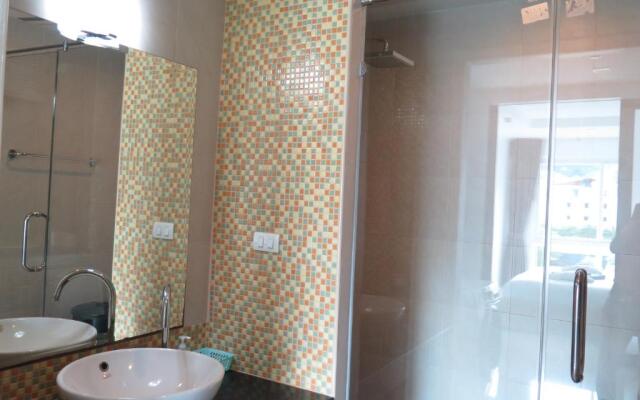 6 38 Top Floor 2 Brs 2baths 1km Walking To Beach