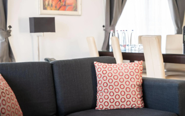 Escala Hotel & Suites