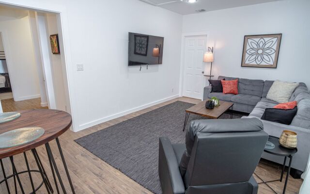 5BR/4BA House Sleeps 20 Downtown