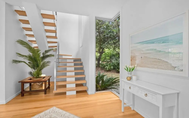 Luxurious 5-bed Home by Avoca Beach