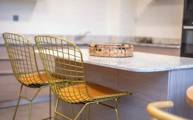Capital 2 Bed Olive Tree Line By YourHost