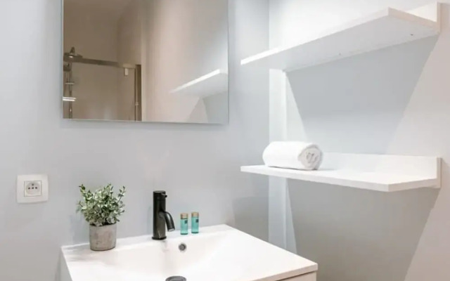 Spacious Apartment With Beautiful Terrace Near Ghent