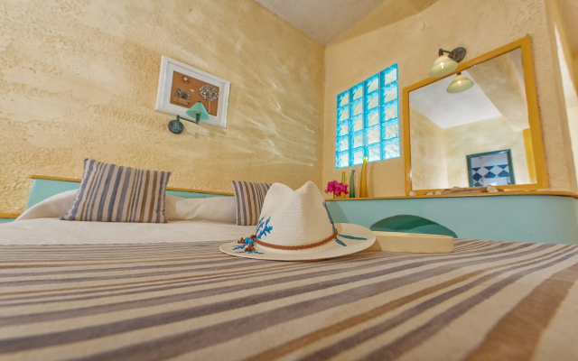 Cavos Bay Hotel and Studios
