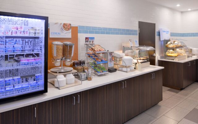 Holiday Inn Express & Suites Sioux Falls At Empire Mall by IHG