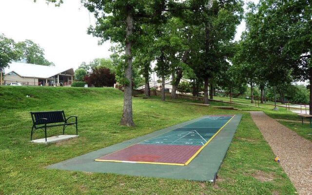 Home on the Golf Range - Holiday Hills Branson - Golf Resort - Outdoor Pools