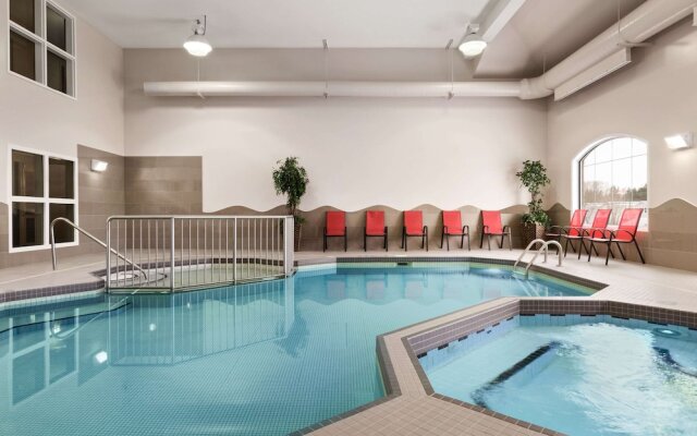 Days Inn & Suites by Wyndham Brandon