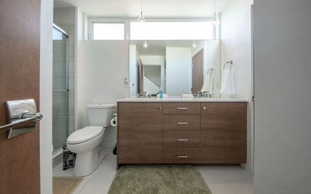 Hosteeva Modern Townhome w Rooftop