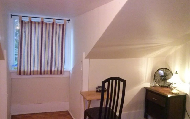 Port Hope Economy Apartments