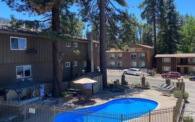 The Moose and Maple Lodge
