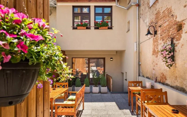 . Blumenhaus Apartments