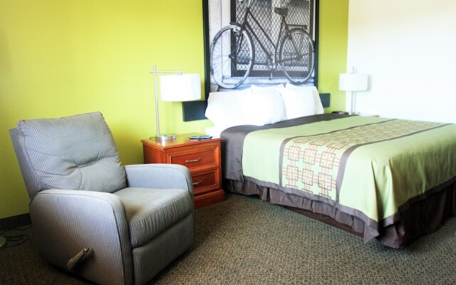 Super 8 by Wyndham South Boston VA