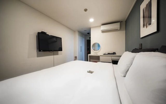 Myeongdong Young Inn Hotel
