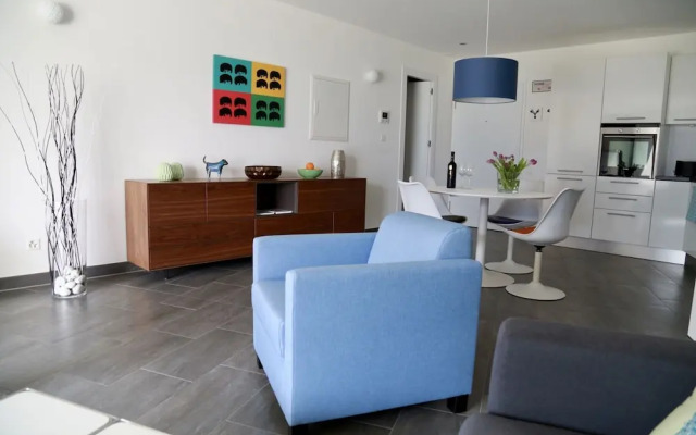 Beautiful Lake-view Apartment