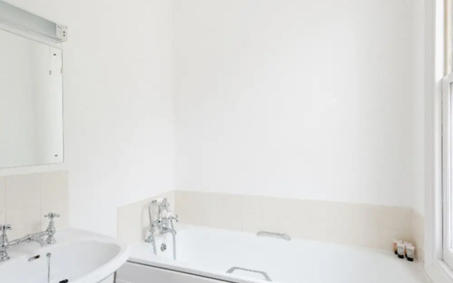 The Emmanuel Orchard - Central 4BDR Home with Parking