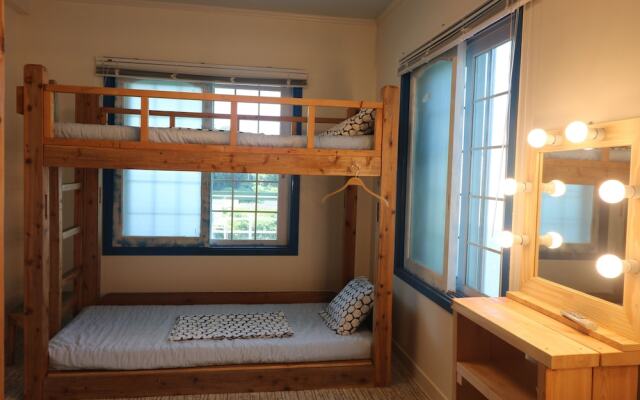 White Whale Guesthouse - Hostel