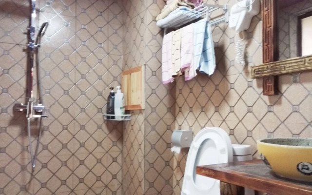 Luguhu Lakeside Apu Guest House