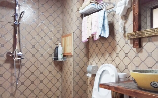 Luguhu Lakeside Apu Guest House