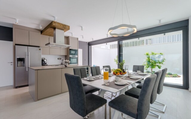Luxury Villa Luna with Swimming Pool