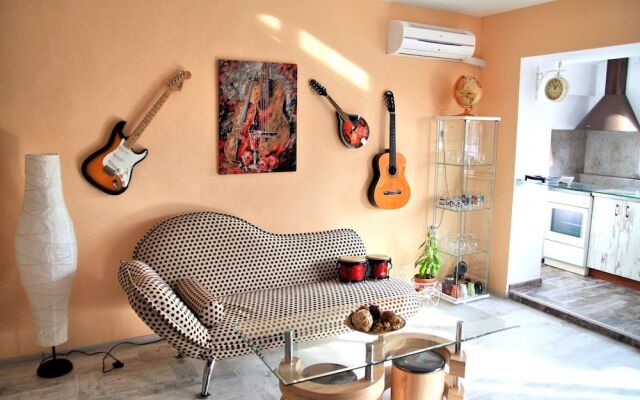 Vintage apartment in the city jungle