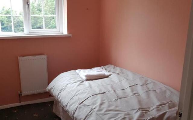 Spacious Swindon 5 bedroom house - sleeps up to 10
