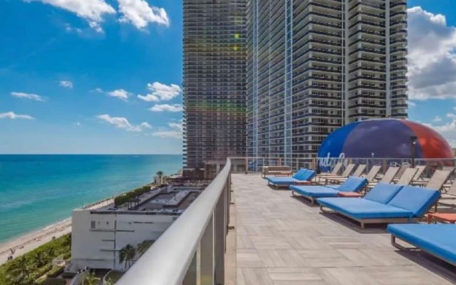 Oceanfront Luxury Condo 1BR Balcony, Hollywood