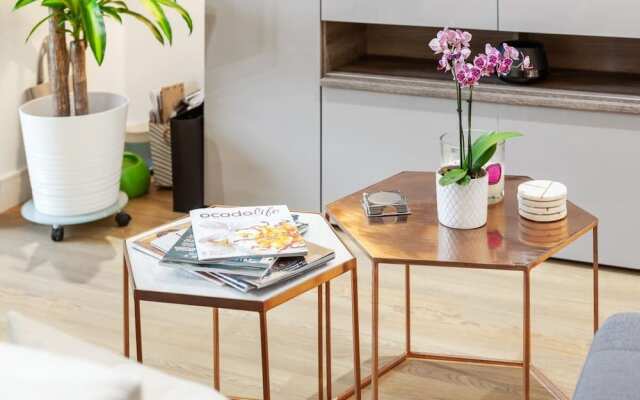 Stunning One Bed Apt W/balcony and Riverview in Greenwich