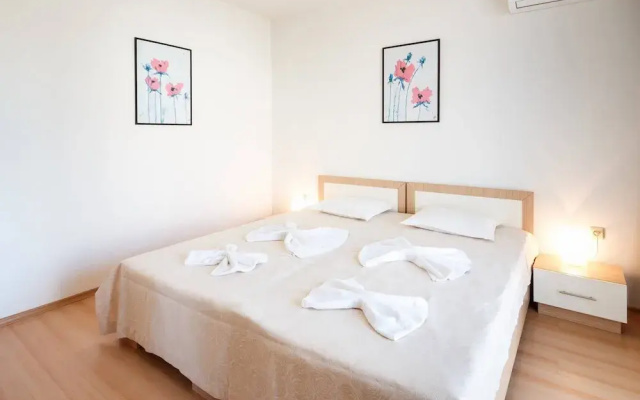 Seaside 1 BR Apartment With Balcony, up to 4 Pax