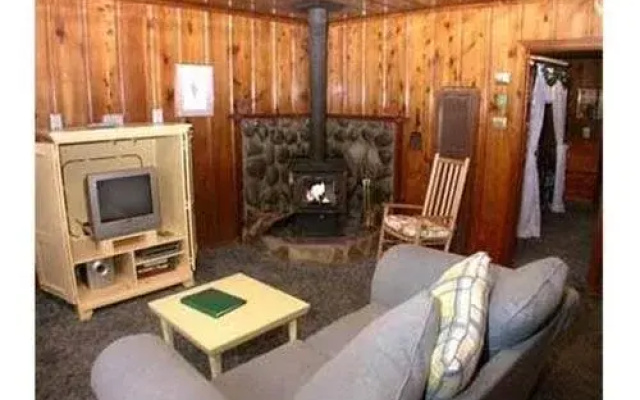 1198 Carson Avenue 1 Bedroom Cabin by RedAwning